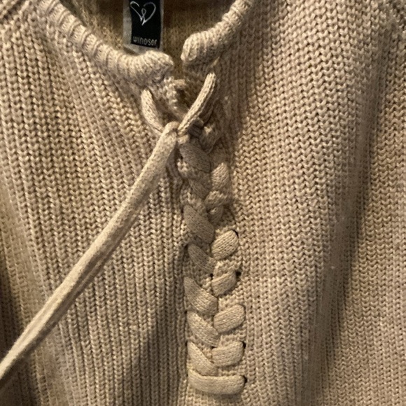 Windsor size medium tan cozy sweater great condition - Picture 2 of 5